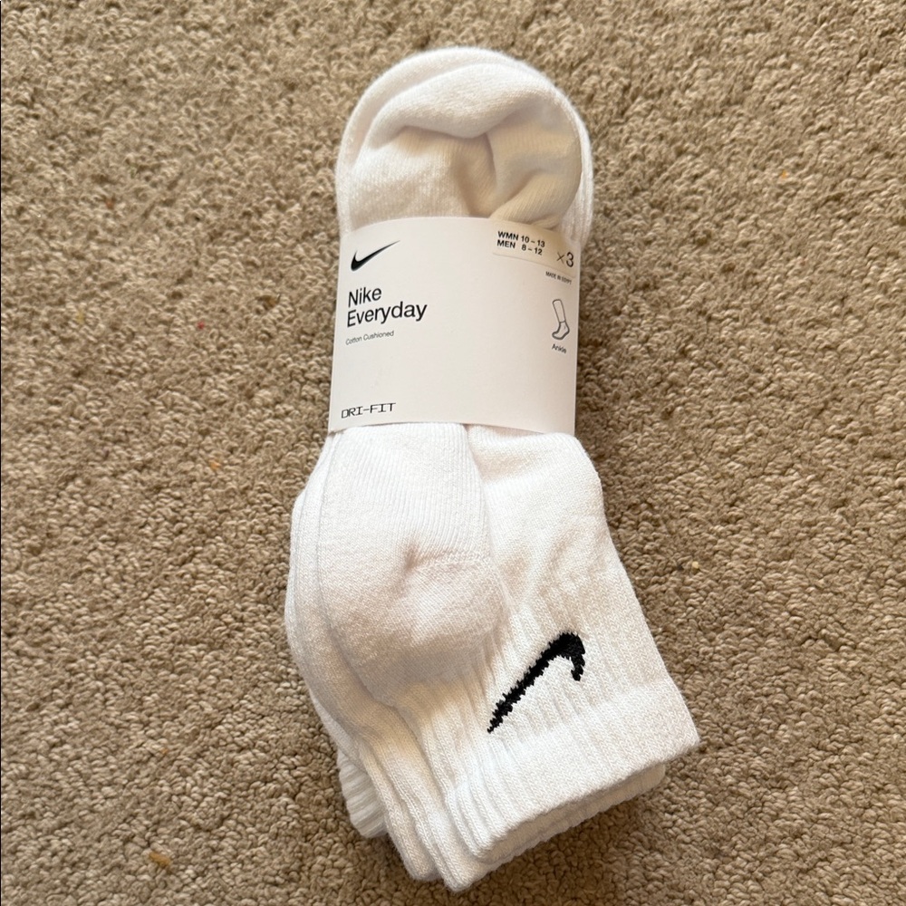 Nike DRI FIT Everyday White Crew Socks with Black Logo. - Picture 2 of 5